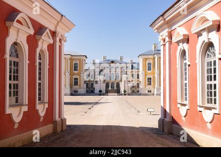 Rundale Palace, Lettland; ein barocker Palast aus dem 18.. Jahrhundert, der 1700s von Ernst Johann von Biron erbaut wurde und heute Museum und Garten ist, Lettland, Europa Stockfoto