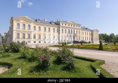 Barockarchitektur; Rundale-Palast, Lettland; Außenansicht, Barockpalast aus dem 18.. Jahrhundert, heute Museum und Garten, Lettland, Europa Stockfoto