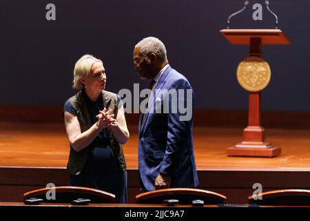 Die Vertreterin der Vereinigten Staaten, Victoria Spartz (Republikanerin von Indiana), spricht mit dem Vorsitzenden des Außenausschusses des Repräsentantenhauses, dem US-Vertreter Gregory Meeks (Demokrat von New York), nachdem die First Lady der Ukraine, Olena Zelenska, am Mittwoch, den 20. Juli 2022, im US-Kapitol in Washington, D.C. vor Kongressmitgliedern sprach. Kredit: Greg Nash / Pool über CNP Stockfoto