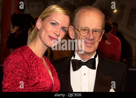 ARCHIVFOTO: Tamara von NAYHAUSS wird 50 am 23. Juli 2022, SN NAYHAUSS15110104VM.jpg Meinhardt Graf NAYHAUSS, Deutschland, Journalist, mit seiner Tochter Tamara, 15.11.2001. ©SVEN SIMON#Huyssenallee 40-42 #45128 Essen#Tel.: 0201/234556 Fax: 0201/234539 Konto 1428150 Commerzbank Essen BLZ 36040039 www.photopool.de. Stockfoto
