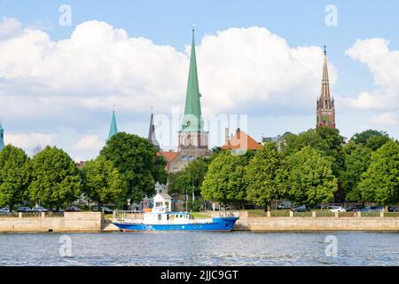 Skyline von Riga. Blick auf die Skyline der Altstadt von Riga, mit Kirchtürmen, im Sommer vom Daugava-Fluss aus gesehen, Riga, Lettland Europa Stockfoto