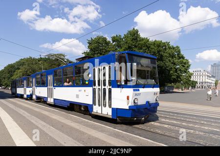 Riga Straßenbahn; Eine lettische Straßenbahn für den öffentlichen Verkehr, in Riga Stadtzentrum, Riga, Lettland, Europa Stockfoto