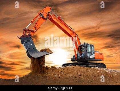 Bagger gräbt auf der Baustelle Stockfoto