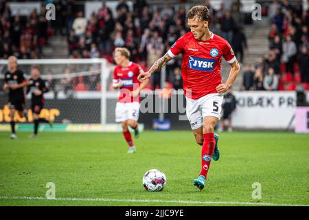 Herning, Dänemark. 22., Juli 2022. Oliver Sonne (5) aus Silkeborg, DER WÄHREND des Superliga-Spiels 3F zwischen dem FC Midtjylland und Silkeborg IN der MCH Arena in Herning gesehen wurde. (Foto: Gonzales Photo - Morten Kjaer). Stockfoto