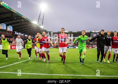 Herning, Dänemark. 22., Juli 2022. Die Spieler von Silkeborg IF feiern den Sieg nach dem Superliga-Spiel 3F zwischen dem FC Midtjylland und Silkeborg IF in der MCH Arena in Herning. (Foto: Gonzales Photo - Morten Kjaer). Stockfoto