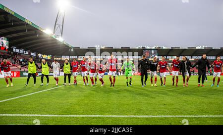 Herning, Dänemark. 22., Juli 2022. Die Spieler von Silkeborg IF feiern den Sieg nach dem Superliga-Spiel 3F zwischen dem FC Midtjylland und Silkeborg IF in der MCH Arena in Herning. (Foto: Gonzales Photo - Morten Kjaer). Stockfoto