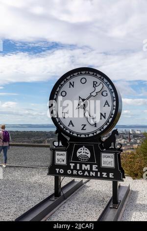 Edinburgh Calton Hill Zeit, um Kunstwerke zu organisieren The Silent Agitator von Ruth Ewan in Edinburgh zu sehen, Model veröffentlichte Lady Woman, Edinburgh, Schottland Stockfoto