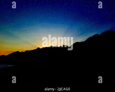 Nachtlandschaft von Bergen mit blauem Sternenhimmel natürlichen Hintergrund und Tapete. Hochwertige Fotos Stockfoto