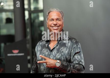 Köln, Deutschland. 20.. Juli 2022. Kai EBEL, Moderator, roter Teppich, Red Carpet Show, Ankunft, Verleihung des Staatspreises des Landes Nordrhein-Westfalen am 20.. Juli 2022 in Köln ? Kredit: dpa/Alamy Live Nachrichten Stockfoto