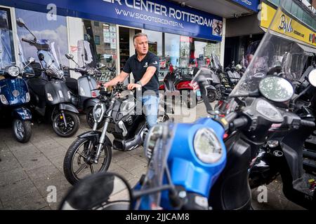 2022-07-25 13:05:16 ROTTERDAM - ein Elektroroller in einem Geschäft. Zum ersten Mal werden mehr elektrische Mopeds verkauft als benzinbetriebene Mopeds. In der ersten Jahreshälfte waren mehr als die Hälfte der verkauften Mopeds elektrisch. ANP PHIL NIJHUIS niederlande Out - belgien Out Stockfoto