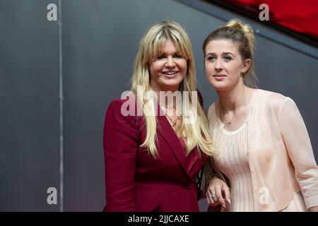 Köln, Deutschland. 20.. Juli 2022. Corinna und Gina SCHUMACHER, Roter Teppich, Rote Teppich-Schau, Ankunft, Verleihung des Staatspreises des Landes Nordrhein-Westfalen am 20.. Juli 2022 in Köln ? Kredit: dpa/Alamy Live Nachrichten Stockfoto