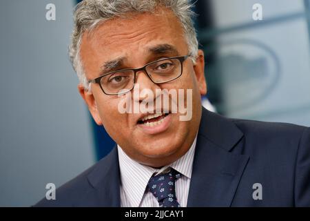 Ashish Jha, Koordinator der Reaktion des Weißen Hauses Covid-19, spricht während einer Pressekonferenz im James S. Brady Press Briefing Room im Weißen Haus in Washington, D.C., USA, am Donnerstag, den 21. Juli, 2022. Präsident Biden hat heute positiv auf Covid-19 getestet und erlebt leichte Symptome, so eine Erklärung des Weißen Hauses. Kredit: Ting Shen / Pool über CNP Stockfoto