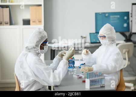 Porträt einer jungen schwarzen Frau, die Schutzkleidung trägt, während sie im medizinischen Labor arbeitet Stockfoto