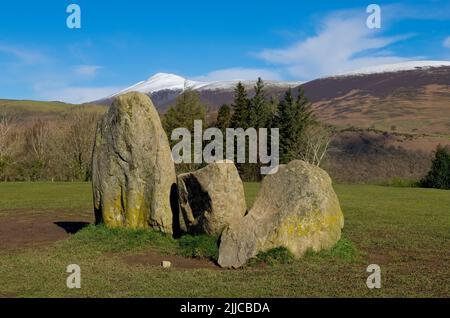 Blick vom Castlerigg Stone Circle auf den schneebedeckten Skiddaw im Frühling im Spätwinter in der Nähe des Keswick Lake District National Park Cumbria England Stockfoto