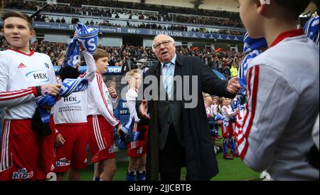 Hamburg, Deutschland. 05. Nov, 2016. firo : 11/05/2016 Fußball, Saison 2016/2017 1.Bundesliga: HSV Hamburg Hamburg Hamburg HSV Hamburg Hamburg Hamburg - BVB Borussia Dortmund Geburtstag 80 Jahre Gratulation Uwe Seeler mit den HSV Hamburg Kindern beim marsch zur Ehre Credit: dpa/Alamy Live News Stockfoto