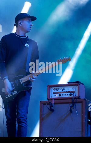 Hes, Großbritannien, 23.. Juli 2022. Mogwai tritt am Samstag, dem 23.. Juli 2022, beim Lovell Stage Blue Dot Festival auf, das vom 21. Bis 24. Juli im UNESCO-Weltkulturerbe Jodrell Bank, Cheshire, Großbritannien, stattfindet, Foto: Alvaro Velazquez. www.worldwidefeatures.com Stockfoto