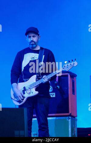 Hes, Großbritannien, 23.. Juli 2022. Mogwai (Dominic Aitchison) tritt am Samstag, den 23.. Juli 2022, beim Lovell Stage Blue Dot Festival auf, das vom 21. Bis 24. Juli im UNESCO-Weltkulturerbe Jodrell Bank, Cheshire, Großbritannien, stattfindet, Foto: Alvaro Velazquez. www.worldwidefeatures.com Stockfoto