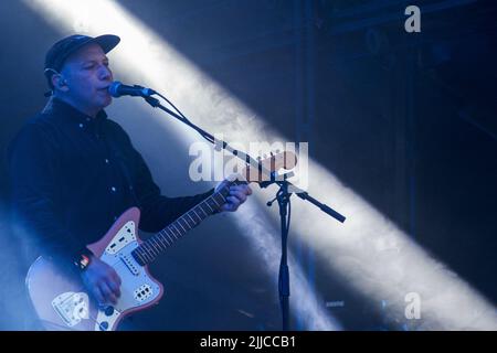 Hes, Großbritannien, 23.. Juli 2022. Mogwai (Stuart Braithwaite) tritt am Samstag, den 23.. Juli 2022, beim Lovell Stage Blue Dot Festival auf, das vom 21. Bis 24. Juli im UNESCO-Weltkulturerbe Jodrell Bank, Cheshire, Großbritannien, stattfindet, Foto: Alvaro Velazquez. www.worldwidefeatures.com Stockfoto