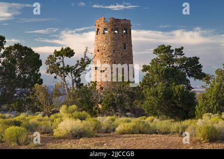 Wachturm mit Blick auf die Wüste am Südrand des Grand Canyon, Arizona, USA. Stockfoto