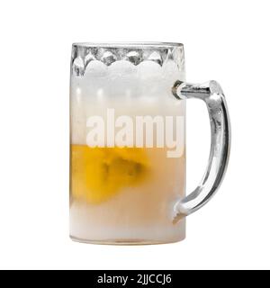 Extrem kaltes Glas mit Bier in einer sehr heißen Sommerzeit. Bild auf Weiß mit einem Beschneidungspfad isoliert. Stockfoto