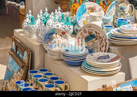 OIA, GRIECHENLAND - MAI 22,2022: Souvenirs von Oia auf Santorini in Griechenland Stockfoto