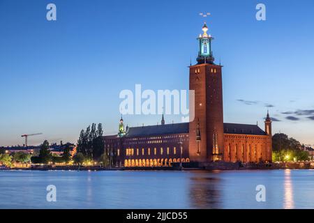 Stockholm, Schweden. Beleuchtetes Gebäude Rathaus in der Dämmerung Stockfoto
