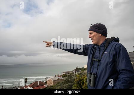 (220725) -- KAPSTADT, 25. Juli 2022 (Xinhua) -- der südafrikanische Handelspilot Alex Vogel sucht am 18. Juli 2022 in Kapstadt, Südafrika, nach Walen. DAZU „Feature: Die Leidenschaft für Wale bringt die Einwohner Kapstadts in die Wissenschaft der Bürger“ (Xinhua/Lyu Tianran) Stockfoto