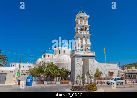 PERISSA, GRIECHENLAND - MAI 22,2022: Griechischer Kirchturm, Timiou Stavro in Perissa auf Santorini, Hintergrund die Kirche des Heiligen Kreuzes Stockfoto