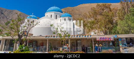 Santorini, Griechenland - 7. August 2021: Griechischer Kirchturm, Timiou Stavro, in Perissa, Insel Santorini, Griechenland. Stockfoto