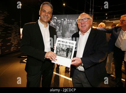 firo : 31.07.2016 8. Fußball, Saison Deutsches Fußballmuseum DFM ehrt 50 Jahre WM 1966 Vice mit einer Sonderausstellung Manuel Neukirchner, DFM mit Uwe Seeler das Finale der Fußball-WM 1966 zwischen England und Deutschland (4:2 aet) ist zum Mythos geworden. Das Deutsche Fußballmuseum ehrt die unvergessliche Begegnung mit dem legendären Wembley-Tor zum Jubiläum mit der Sonderausstellung "50 Jahre Wembley - der Mythos in Momentaufnahmen" (31. Juli 2016 - 15. Januar 2017). Zu sehen sind künstlerische Medieninstallationen und einige bisher unveröffentlichte Fotografien. Stockfoto