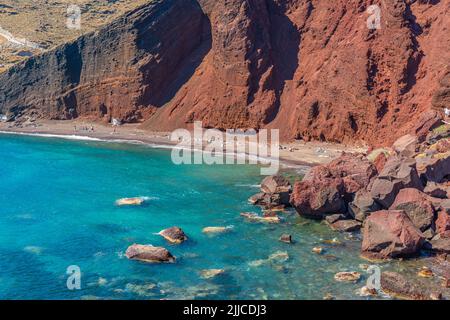 Wunderschöne Landschaft mit rotem Sandstrand im Dorf Akrotiri auf Santorini, Griechenland Stockfoto