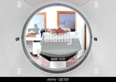 Nicht erkennbare Frau in ein CT-Scan-Gerät in einem Krankenhaus Stockfoto