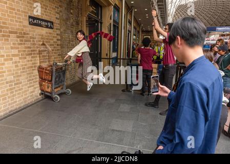London, Großbritannien. 09.. Juli 2022. Ein Tourist posiert für Fotos auf Plattform 9 und 3/4s Kings Cross Station London, Szenen und Orte aus den Filmen der Harry Potter Geschichten von JK Rowling. (Foto von John Wreford/SOPA Images/Sipa USA) Quelle: SIPA USA/Alamy Live News Stockfoto