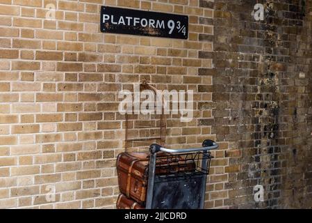London, Großbritannien. 09.. Juli 2022. Berühmte fiktive Plattform 9 und 3/4s Kings Cross Station London, Szenen und Orte aus den Filmen der Harry Potter Geschichten von JK Rowling. (Foto von John Wreford/SOPA Images/Sipa USA) Quelle: SIPA USA/Alamy Live News Stockfoto