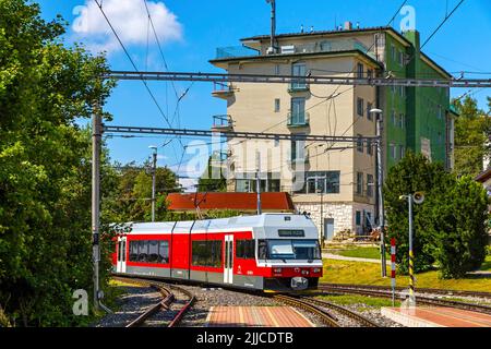 Hohe Tatra, Slowakei - Juli 2018: Der Zug der Tatra Electric Railways (TEZ-TER) (auch als Tatra-Straßenbahn bekannt) kommt zum Bahnhof Stary Smokovec in Hochtatr an Stockfoto