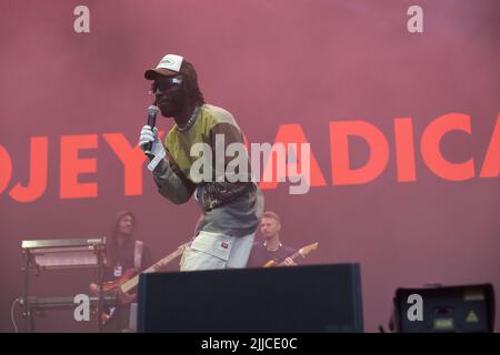 Kojey Radical tritt am Freitag, 22.. Juli 2022, auf der Blue Dot Festival lovell Stage auf. Vom 21. Bis 24. Juli in der UNESCO-Welterbestätte Jodrell Bank, Großbritannien, Foto: Alvaro Velazquez. www.worldwidefeatures.com auf der Blue Dot Festival Lovell Stage am Freitag, den 22.. Juli 2022. Vom 21. Bis 24. Juli in der UNESCO-Welterbestätte Jodrell Bank, Großbritannien, Bluedot ist ein dreitägiges Festival der Entdeckungen, das aus einer Mischung von Künstlern, Rednern, Wissenschaftlern und Performern besteht und zu einem Ereignis wird, das es auf der Welt nicht gibt. Die diesjährige Veranstaltung wird von Groove Armada (Frid Stockfoto