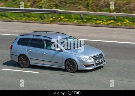 2010 silberner VW Volkswagen Passat R Line TDI 110 1968cc Diesel Estate; unterwegs auf der Autobahn M6, Großbritannien Stockfoto