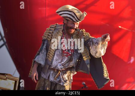 Roma, Italien. 23.. Juli 2022. Der italienische Sänger Jovanotti Pseudonym von Lorenzo Cherubini während des Konzerts am Strand von Marina di Cerveteri. (Rom Italien. 23. Juli 2022 Quelle: dpa/Alamy Live News Stockfoto