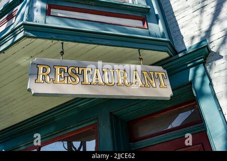 Hummelstown, PA / USA - 23. Februar 2020: Ein hängendes Restaurant-Schild in der Innenstadt von Hummelstown. Stockfoto