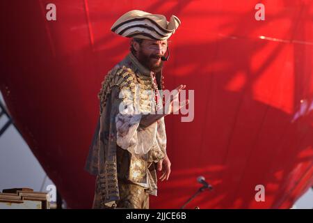 Roma, Italien. 23.. Juli 2022. Der italienische Sänger Jovanotti Pseudonym von Lorenzo Cherubini während des Konzerts am Strand von Marina di Cerveteri. (Rom Italien. 23. Juli 2022 Quelle: dpa/Alamy Live News Stockfoto