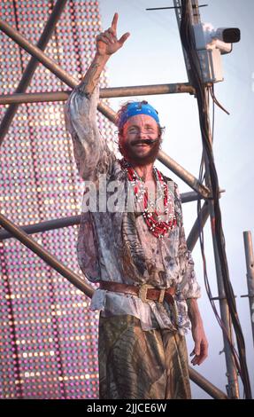 Roma, Italien. 23.. Juli 2022. Der italienische Sänger Jovanotti Pseudonym von Lorenzo Cherubini während des Konzerts am Strand von Marina di Cerveteri. (Rom Italien. 23. Juli 2022 Quelle: dpa/Alamy Live News Stockfoto