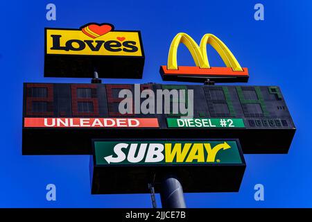 Hummelstown, PA, USA - 23. Februar 2020: Das Love’s Plaza-Schild enthält Kraftstoffpreise und Restaurantlogos. Stockfoto