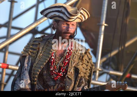 Roma, Italien. 23.. Juli 2022. Der italienische Sänger Jovanotti Pseudonym von Lorenzo Cherubini während des Konzerts am Strand von Marina di Cerveteri. (Rom Italien. 23. Juli 2022 Quelle: dpa/Alamy Live News Stockfoto