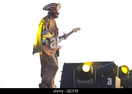 Roma, Italien. 23.. Juli 2022. Der italienische Sänger Jovanotti Pseudonym von Lorenzo Cherubini während des Konzerts am Strand von Marina di Cerveteri. (Rom Italien. 23. Juli 2022 Quelle: dpa/Alamy Live News Stockfoto