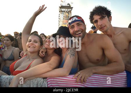 Roma, Italien. 23.. Juli 2022. Der italienische Sänger Jovanotti Pseudonym von Lorenzo Cherubini während des Konzerts am Strand von Marina di Cerveteri. (Rom Italien. 23. Juli 2022 Quelle: dpa/Alamy Live News Stockfoto