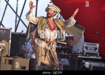 Roma, Italien. 23.. Juli 2022. Der italienische Sänger Jovanotti Pseudonym von Lorenzo Cherubini während des Konzerts am Strand von Marina di Cerveteri. (Rom Italien. 23. Juli 2022 Quelle: dpa/Alamy Live News Stockfoto