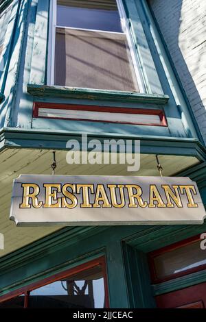 Hummelstown, PA / USA - 23. Februar 2020: Ein hängendes Restaurant-Schild in der Innenstadt von Hummelstown. Stockfoto