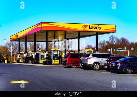 Hummelstown, PA, USA - 23. Februar 2020: Love's Travel Stops & Country Stores ist eine nordamerikanische familienbetriebene Kette von mehr als 450 Lkw-Haltestellen und -Geschäften Stockfoto