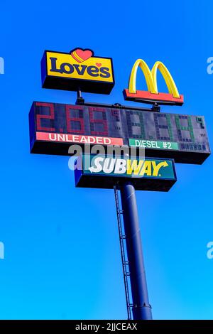 Hummelstown, PA, USA - 23. Februar 2020: Das Love’s Plaza-Schild enthält Kraftstoffpreise und Restaurantlogos. Stockfoto