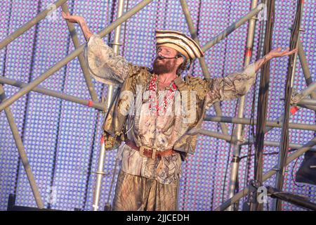Roma, Italien. 23.. Juli 2022. Der italienische Sänger Jovanotti Pseudonym von Lorenzo Cherubini während des Konzerts am Strand von Marina di Cerveteri. (Rom Italien. 23. Juli 2022 Quelle: dpa/Alamy Live News Stockfoto